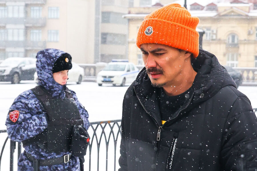 Режиссер Жора Крыжовников у&nbsp;храма Христа Спасителя перед&nbsp;отпеванием актрисы Инны Чуриковой, 17&nbsp;января 2023&nbsp;года