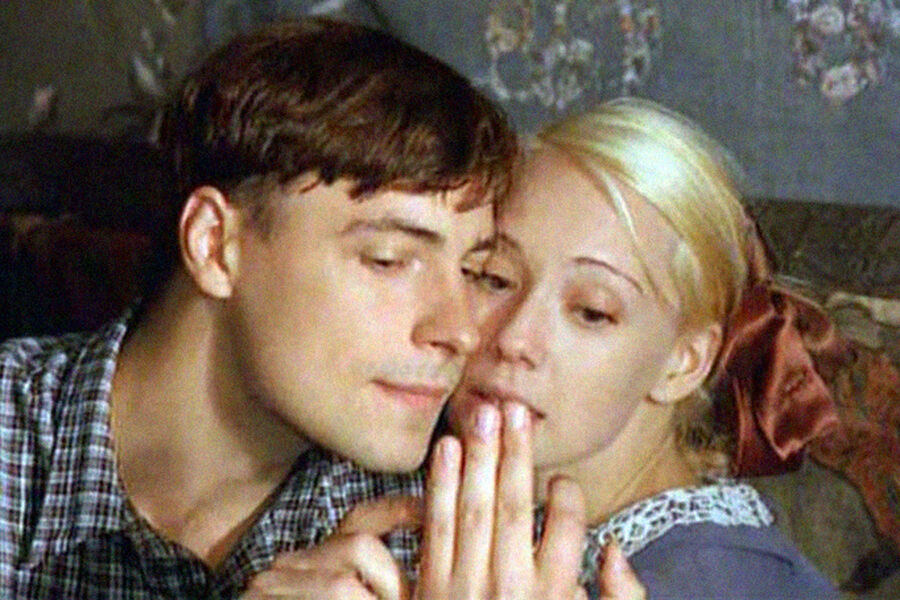 <b>«Дети Арбата» (2004)</b>
<br>
Сериал Андрея Эшпая снят по&nbsp;трилогии Анатолия Рыбакова «Дети Арбата», «Тридцать пятый и другие годы» и «Прах и пепел». Сюжет охватывает период с&nbsp;осени 1933-го по&nbsp;лето 1943&nbsp;года и вращается вокруг судеб молодых людей &mdash; жителей одного из&nbsp;домов на&nbsp;Арбате.
В&nbsp;центре истории интеллигентный парень Саша Панкратов (Цыганов), который защищает заместителя директора Транспортного института, обвиненного в&nbsp;антипартийном поведении и срыве строительства общежития &mdash; и сам попадает под&nbsp;репрессии за&nbsp;антисоветские настроения.
