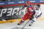 Никита Нестеров в борьбе за шайбу с Антти Эркиньюнтти