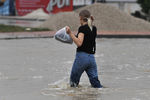 Женщина переходит подтопленную в&nbsp;результате ливневых дождей улицу в&nbsp;Керчи, 13&nbsp;августа 2021&nbsp;года