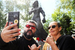 Певица Юлия Чичерина и певец, блогер Аким Апачев на открытии памятника журналистке и политологу Дарье Дугиной в парке «Захарово» в Московской области, 20 августа 2025 года