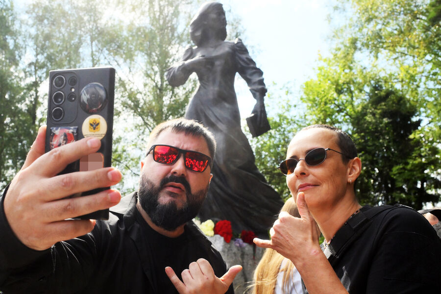 Певица Юлия Чичерина и певец, блогер Аким Апачев на&nbsp;открытии памятника журналистке и политологу Дарье Дугиной в&nbsp;парке &laquo;Захарово&raquo; в&nbsp;Московской области, 20&nbsp;августа 2025&nbsp;года