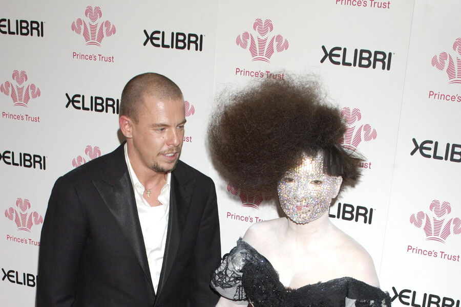 Бьорк и британский дизайнер Александр Маккуин, Лондон, 2010&nbsp;год