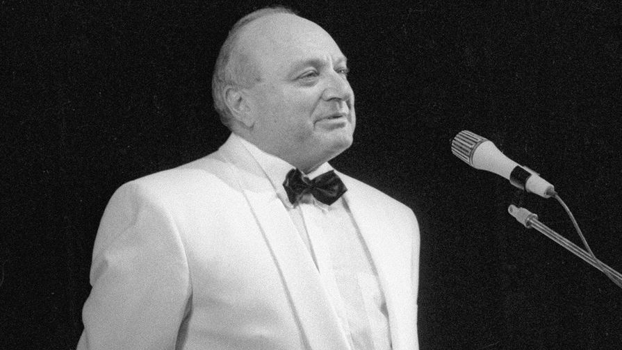 Михаил Жванецкий во время выступления, 1995 год