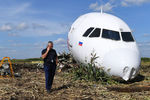 Работы по подготовке вывоза самолета Airbus A321 с места аварийной посадки в кукурузном поле в районе деревни Рыбаки Раменского района