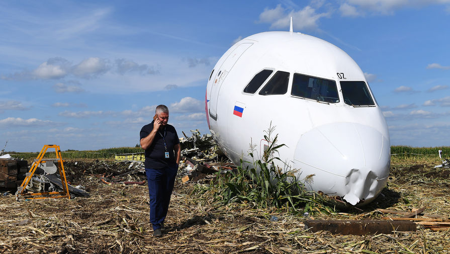 Работы по подготовке вывоза самолета Airbus A321 с места аварийной посадки в кукурузном поле в районе деревни Рыбаки Раменского района