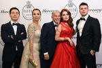 Музыкант Родион Газманов, Ирина Газманова, Олег Газманов, Марианна Газманова (17 лет) - ученица «Хорошколы», дочь народного артиста РФ О. Газманова и писательницы Марины Газмановой, и Филипп Газманов (слева направо) перед началом бала дебютанток журнала Tatler в Доме Пашкова
