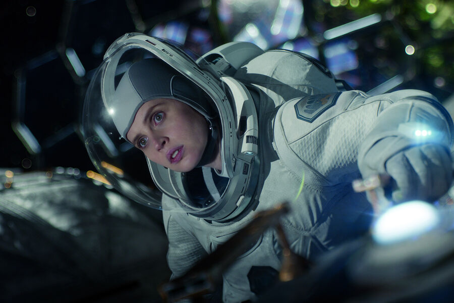 Фелисити Джонс в&nbsp;фильме &laquo;Полночное небо&raquo; (2020)