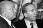 Мэр Москвы Юрий Лужков и Савелий Крамаров на встрече с деятелями искусства в усадьбе Кусково, 1992 год