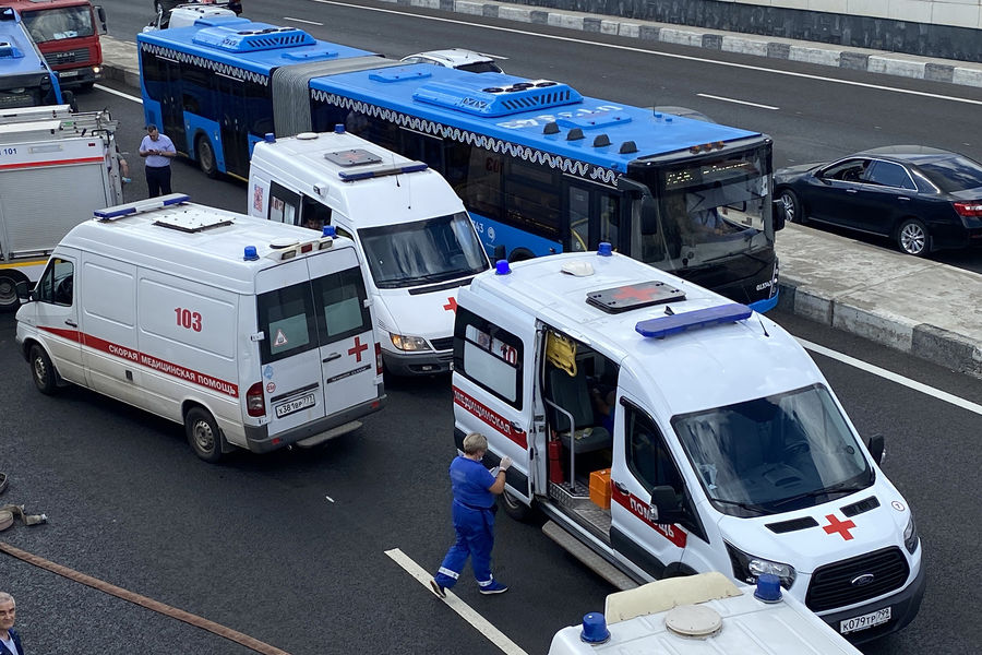 Последствия столкновения рейсового автобуса с&nbsp;грузовым автомобилем на&nbsp;Боровском шоссе в&nbsp;Москве, 4&nbsp;августа 2021&nbsp;года