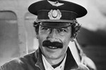 Знаковой для Кикабидзе стала роль летчика Валико Мизандари в фильме Данелии “Мимино”. За нее актер получил Государственную премию СССР. На фото: Вахтанг Кикабидзе в роли Мимино 