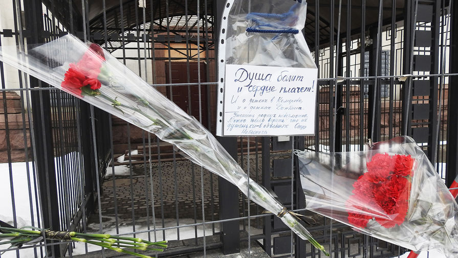 Цветы у&nbsp;посольства Российской Федерации в&nbsp;Киеве в&nbsp;связи трагедией в&nbsp;ТЦ &laquo;Зимняя вишня&raquo; в&nbsp;Кемерове, 26 марта 2018 года