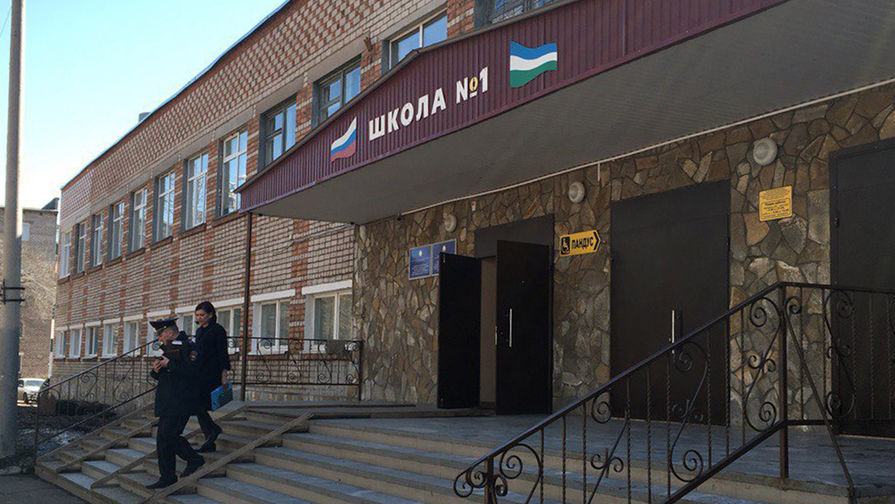 У&nbsp;школы №1 на&nbsp;улице Блюхера в&nbsp;Стерлитамаке, где произошло нападение с&nbsp;применением ножа, в&nbsp;результате которого пострадали люди, 18 апреля 2018 года