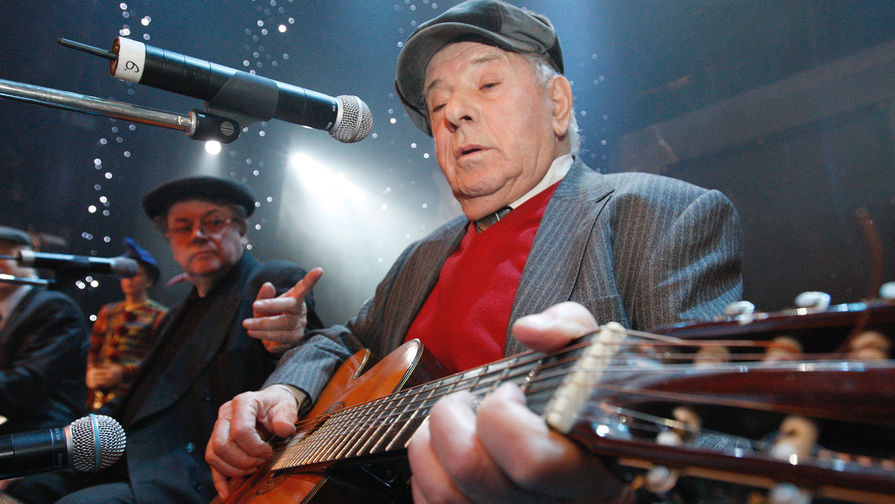 Режиссер Петр Тодоровский на торжественном вечере, посвященном 80-летию знаменитого режиссера Эльдара Рязанова, в Московском театре оперетты, 2007 год