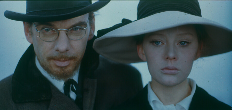 <b>Алексей Баталов и Людмила Савельева в&nbsp;фильме «Бег» (1970).</b>
<br><br>В фильме «Бег», основанном на&nbsp;произведениях Михаила Булгакова, Алексей Баталов исполнил роль интеллигентного приват-доцента Сергея Павловича Голубкова. Поразительным образом судьба свела Баталова с&nbsp;Булгаковым задолго до&nbsp;съемок. Будучи ребенком, Баталов жил с&nbsp;мамой и отчимом в&nbsp;писательском доме в&nbsp;Москве. По&nbsp;соседству с&nbsp;ними жил и Михаил Булгаков. «Когда вырос, я узнал, что дядя, который разговаривал с&nbsp;Ардовым у&nbsp;окна в&nbsp;то время, когда мы с&nbsp;его сыном гуляли в&nbsp;нашем дворе, &mdash; Михаил Булгаков, а Сережа, с&nbsp;которым мы гуляли, &mdash; его пасынок», &mdash; вспоминал актер в&nbsp;книге «Сундук артиста».
<br><br>
Сам фильм снимали в&nbsp;болгарском Пловдиве, Севастополе и даже Париже. Михаил Ульянов, который жил с&nbsp;Баталовым в&nbsp;одной гостинице, вспоминал, что командировочные в&nbsp;столице Франции были очень маленькие, жили они в&nbsp;третьесортной гостинице, а всю еду актеры старались привезти с&nbsp;собой. 