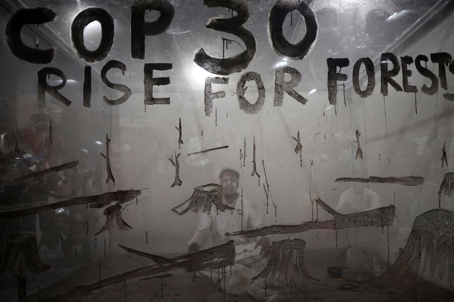 Бразильский художник и активист Мундато во время акции Greenpeace на&nbsp;климатической конференции ООН COP30 в&nbsp;Белене, Бразилия, 18&nbsp;ноября 2025&nbsp;года
<br><br>
ХУдожник выступил с&nbsp;перформансом, используя пепел из&nbsp;Амазонии как символ уничтожения лесов