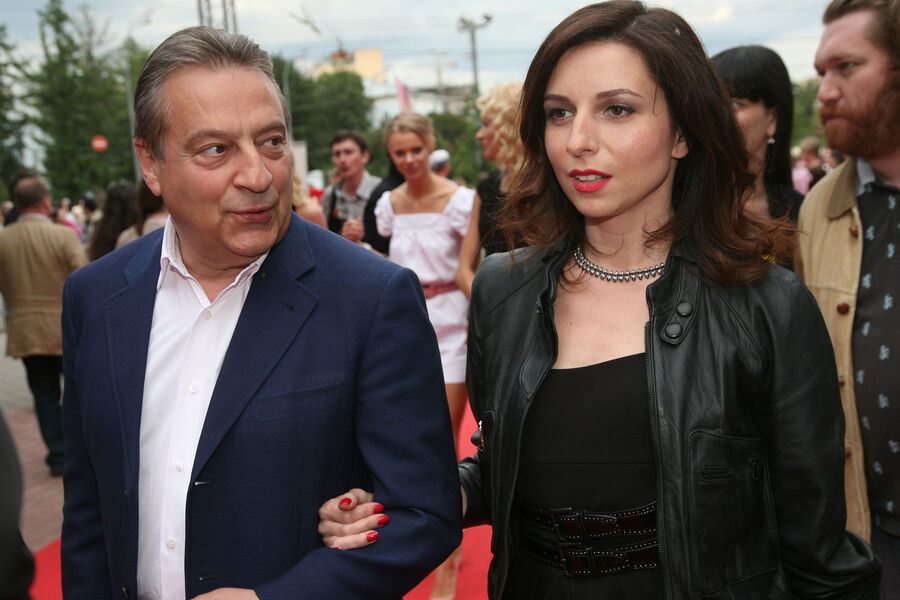 Геннадий Хазанов со спутницей перед&nbsp;началом XIII-ой церемонии вручения премии &laquo;Серебряная калоша&raquo;, 2009&nbsp;год