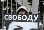 По данным полиции, был задержан один участник потасовки, но в отделение было доставлено трое человек: задержанный, его оппонент и свидетель.