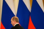 Владимир Путин после выступления с обращением к Федеральному собранию по поводу ситуации в Крыму