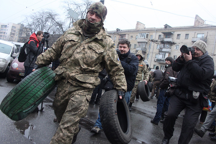 Бойцы 24-го отдельного штурмового батальона вооруженных сил Украины &laquo;Айдар&raquo; во время пикета у&nbsp;здания минобороны Украины 