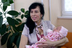 Москвичка Галина, ставшая матерью в возрасте 62 лет, со своей дочерью Клеопатрой общается с журналистами в родильном доме ГКБ №15 в Москве