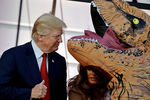 Президент США Дональд Трамп и его супруга Меланья во время празднования Хеллоуина в Белом доме, 30 октября 2017 года