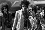 Участники The Jimi Hendrix Experience Ноэль Реддинг, Джими Хендрикс и Митч Митчелл в аэропорту Хитроу, 1967 год