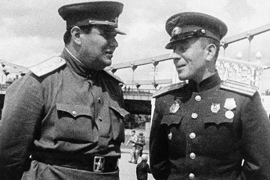 Василий Сталин (справа), точная дата фотографии не установлена