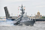 Большой ракетный катер Р-297 «Димитровград» в акватории Невы во время Главного военно-морского парада в честь Дня Военно-морского флота России, 25 июля 2021 года
