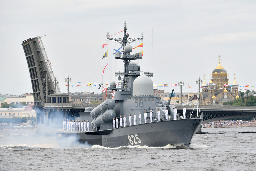 Большой ракетный катер Р-297 &laquo;Димитровград&raquo; в&nbsp;акватории Невы во время Главного военно-морского парада в&nbsp;честь Дня Военно-морского флота России, 25&nbsp;июля 2021&nbsp;года