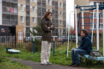 <b>14-е место. «Аритмия» (2017)</b>
<br><br>
Жизненная драма об отношениях авторства Бориса Хлебникова: Ирина Горбачева и Александр Яценко, во-первых, просто прекрасно играют, во-вторых — прекрасно играют супругов-врачей, которые спасают жизни и при этом не в силах спасти собственную семью. Фильм, что важно, отлично работает и вне пределов своей главной сюжетной линии: колоссальный труд медиков здесь показан настолько честно и без прикрас, что в очередной раз задумываешься — а не должны ли эти люди получать хотя бы на уровне айтишников?