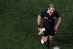 Игрок хозяев покидает поля с окровавленным лицом