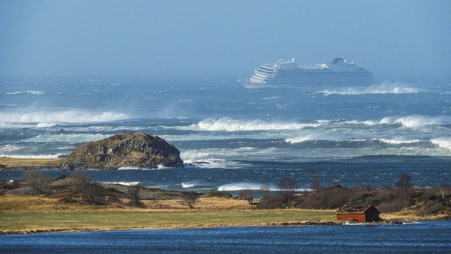 Круизный лайнер VIKING SKY у берегов Норвегии, 23 марта 2019 года