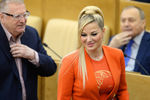 Глава ЛДПР Владимир Жириновский и член комитета Государственной Думы РФ по культуре Мария Максакова на пленарном заседании нижней палаты российского парламента, 2014 год