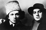 Поэт Владимир Маяковский(справа) с издателем Георгием Кузьминым. Москва, 1912 год.