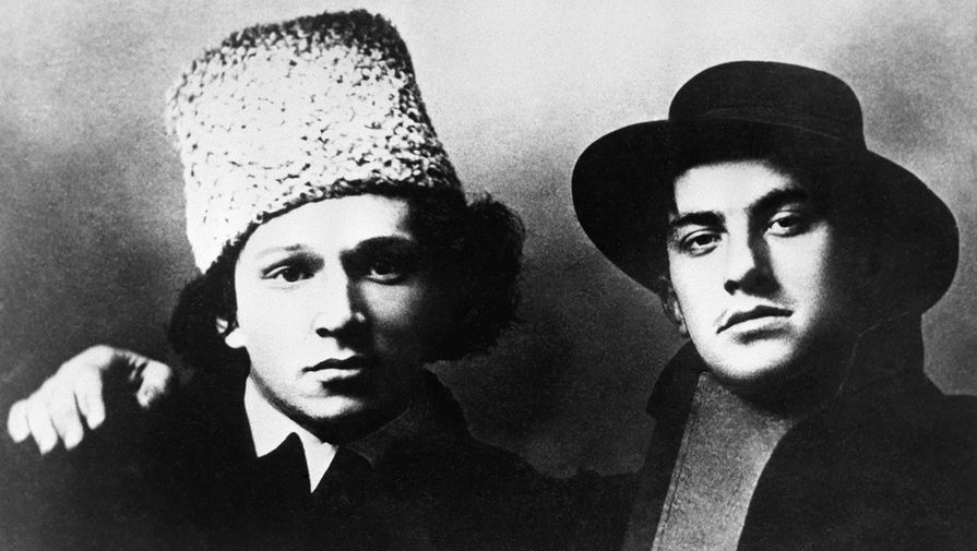 Поэт Владимир Маяковский(справа) с издателем Георгием Кузьминым. Москва, 1912 год.