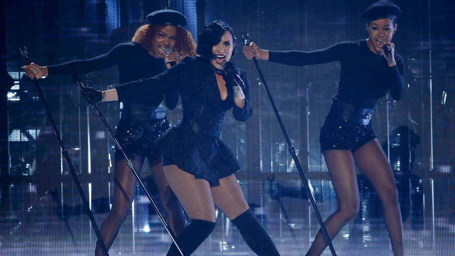 Деми Ловато выступает на церемонии American Music Awards 2015