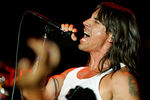 Вокалист группы Red Hot Chili Peppers Энтони Кидис во время концерта в Лос-Анджелесе, 2005