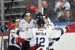 Хоккеисты сборной Финляндии празднуют гол