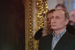Президент России Владимир Путин во время рождественского богослужения в церкви святых и праведных Симеона Богоприимца и Анны Пророчицы в Санкт-Петербурге, 7 января 2018 года