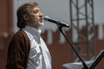 Николай Шатохин в сцене из спектакля «Жена гения» в постановке Центра имени В. Мейерхольда в рамках книжного фестиваля «Красная площадь» в Москве, 2016 год