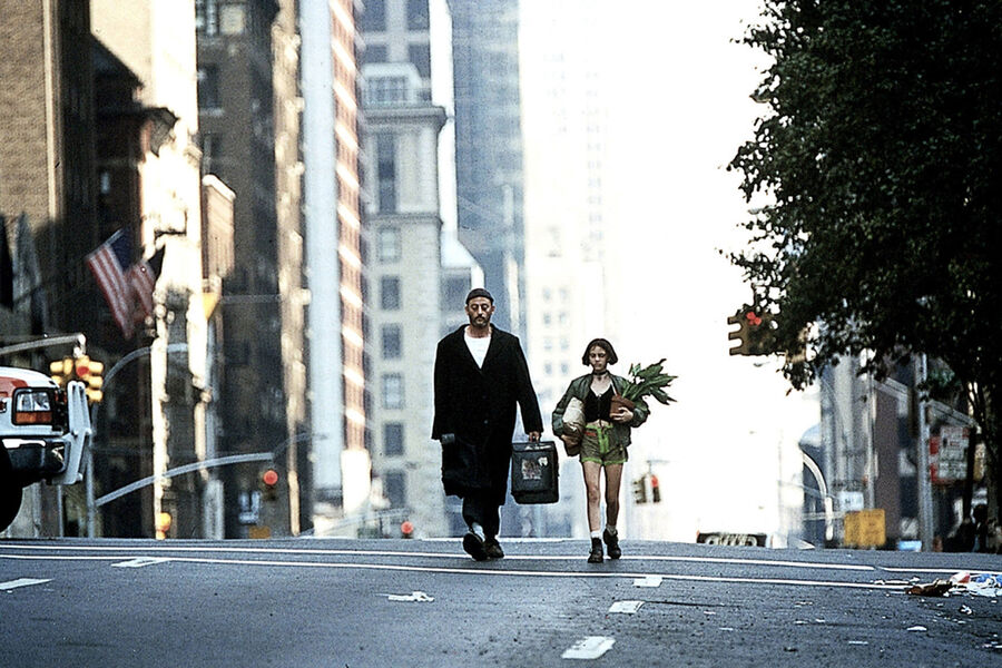 <b>«Леон» (1994).</b> Криминальная драма «Леон», она же «Профессионал» &mdash; кандидат на&nbsp;звание лучшей работы и Рено, и Бессона (а еще, возможно, Гари Олдмена). Душераздирающая история о&nbsp;дружбе киллера со своей 12-летней соседкой, чью семью жестоко убивают по&nbsp;приказу коррумпированного полицейского, стала для&nbsp;Рено в&nbsp;некотором роде развитием наброска из&nbsp;«Никиты». 