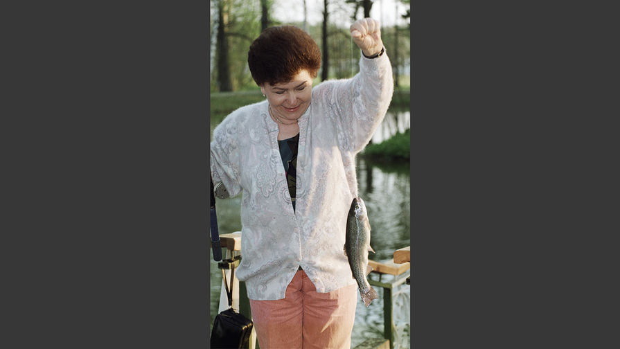 1993 год. Наина Ельцина ловит рыбу в загородной резиденции президента РФ в Завидово