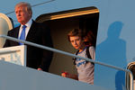 Дональд, Меланья и Бэррон Трамп прибывают в Вашингтон