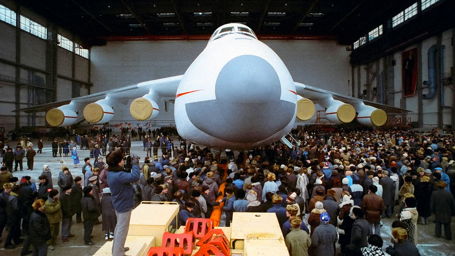 Митинг авиастроителей перед&nbsp;выходом нового сверхтяжёлого транспортного самолёта АН-225 &laquo;Мрия&raquo; на&nbsp;лётное поле, 10 декабря 1988 год