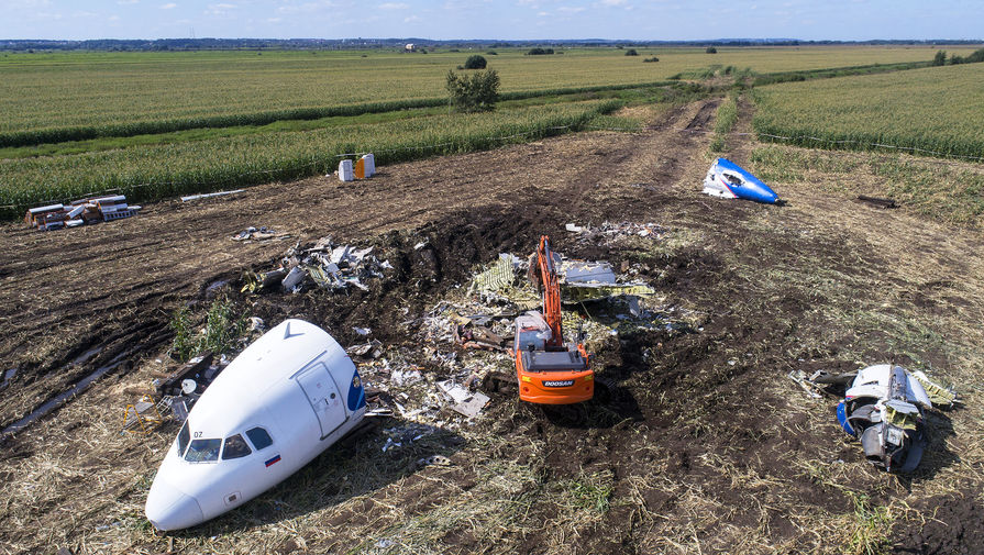 Работы по подготовке вывоза самолета Airbus A321 с места аварийной посадки в кукурузном поле в районе деревни Рыбаки Раменского района