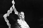 В 1956 году она стала солисткой Киевского театра оперы и балета
<br><br>
<b>На фото:</b> Народная артистка СССР Бэла Руденко в сцене из оперы Михаила Глинки «Руслан и Людмила», 1985 год