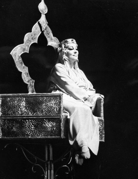 В&nbsp;1956 году она стала солисткой Киевского театра оперы и балета
<br><br>
<b>На фото:</b> Народная артистка СССР Бэла Руденко в&nbsp;сцене из&nbsp;оперы Михаила Глинки &laquo;Руслан и Людмила&raquo;, 1985&nbsp;год
