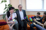Москвичка Галина с мужем общаются с журналистами в родильном доме ГКБ №15 в Москве