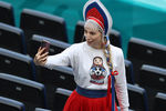 Болельщица сборной России во время матча 2-го тура группового этапа чемпионата Европы по футболу 2020 между сборными Финляндии и России, 16 июня 2021 года
